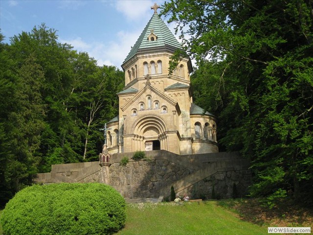 Totenleuchte und Votivkirche